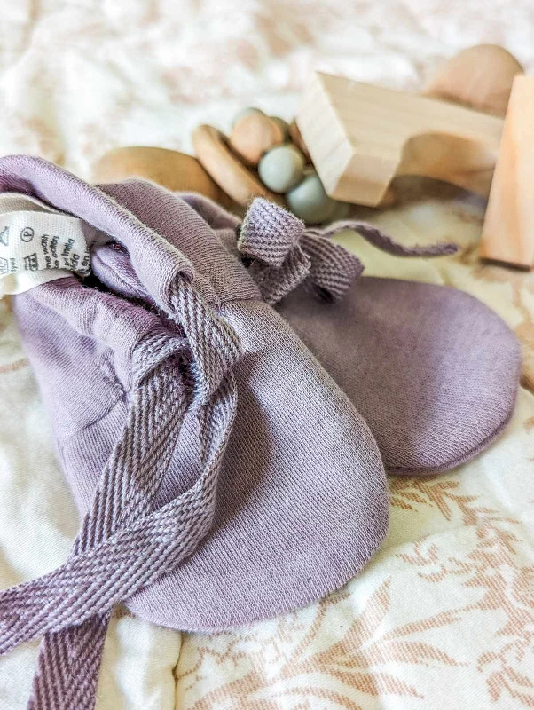 Kate Quinn Organic Cotton Lilac Tie Booties (0-3m)