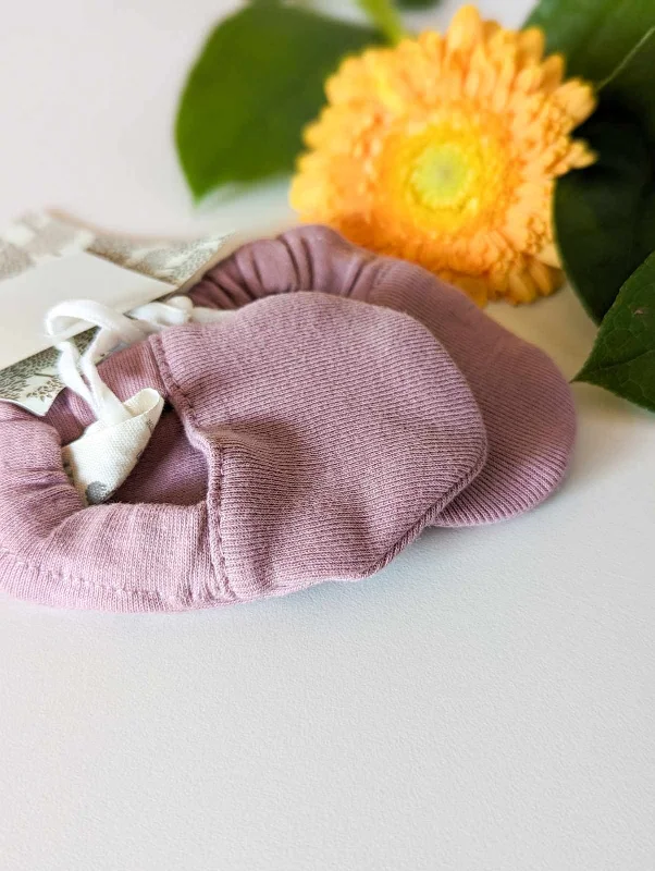 Kate Quinn Organic Cotton Booties in Lavender (0-3m)