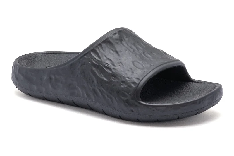 Men's sandals with a decorative buckle or charmRover M