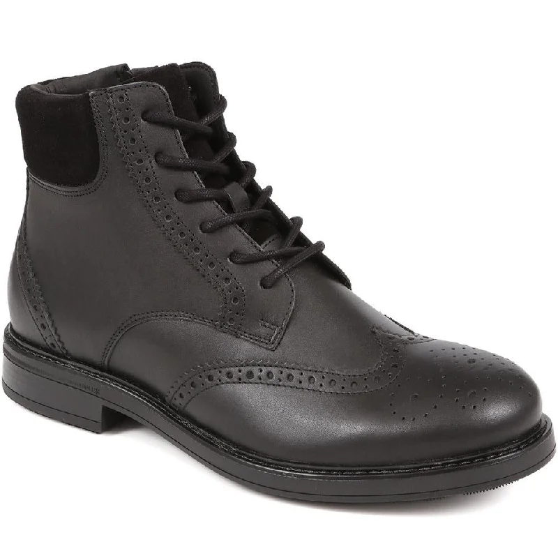 Men's casual shoes with a padded heel for comfortBrogue Detailed Leather Boots - DEON / 324 500 Men's casual shoes with a padded heel for comfortBrogue Detailed Leather Boots - DEON / 324 500