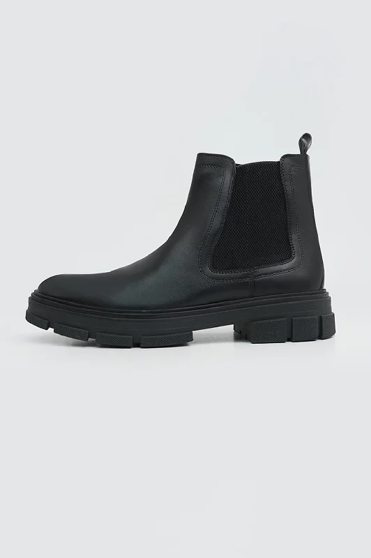 Men's rubber - sole boots for excellent tractionCHUNKY LEATHER BOOTS