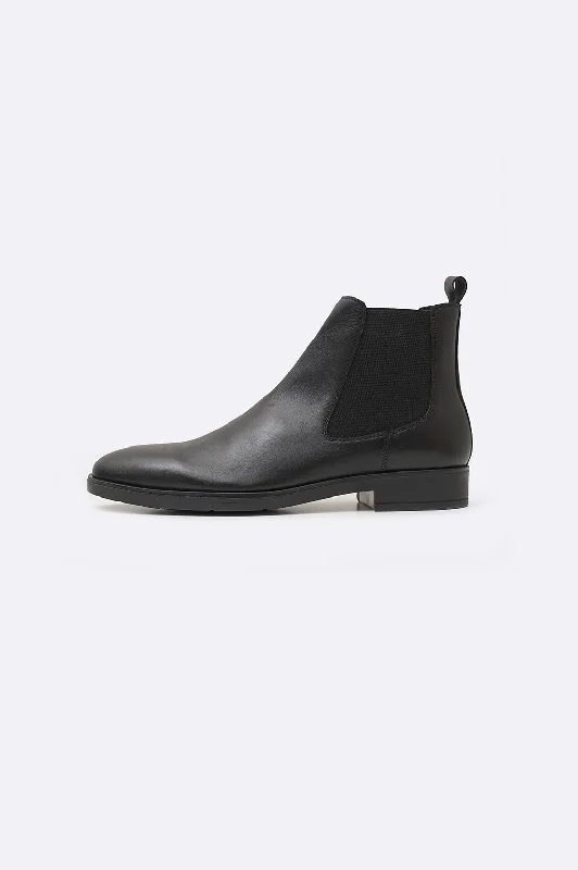 Men's two - tone boots for a fashionable contrastCLASSIC LEATHER CHELSEAS