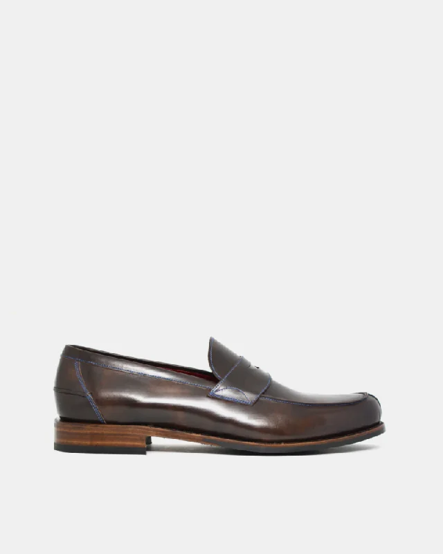 Men's loafers with a leather lacing systemMuseum Brown Penny Loafer