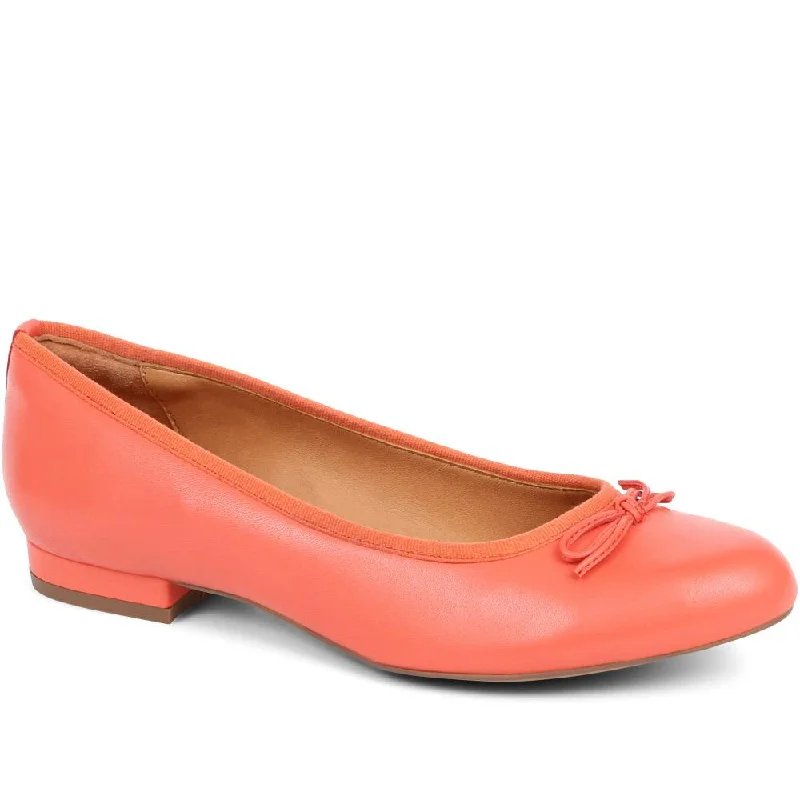 Loafers - style men's casual shoes for a relaxed vibeSoleil Leather Low Ballet Pumps - SOLEIL / 323 600 Loafers - style men's casual shoes for a relaxed vibeSoleil Leather Low Ballet Pumps - SOLEIL / 323 600