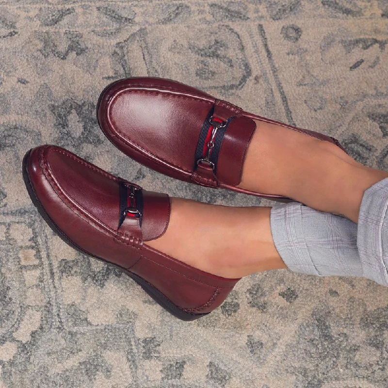 Men's loafers with a smooth leather finishThe Crada Wine Men's Leather Driving Loafers Tresmode