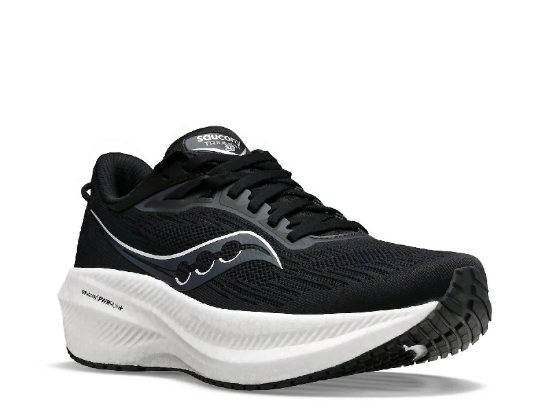 Men's sneakers with a reflective stripe for visibilityMen's Triumph 21 Wide In Black/white