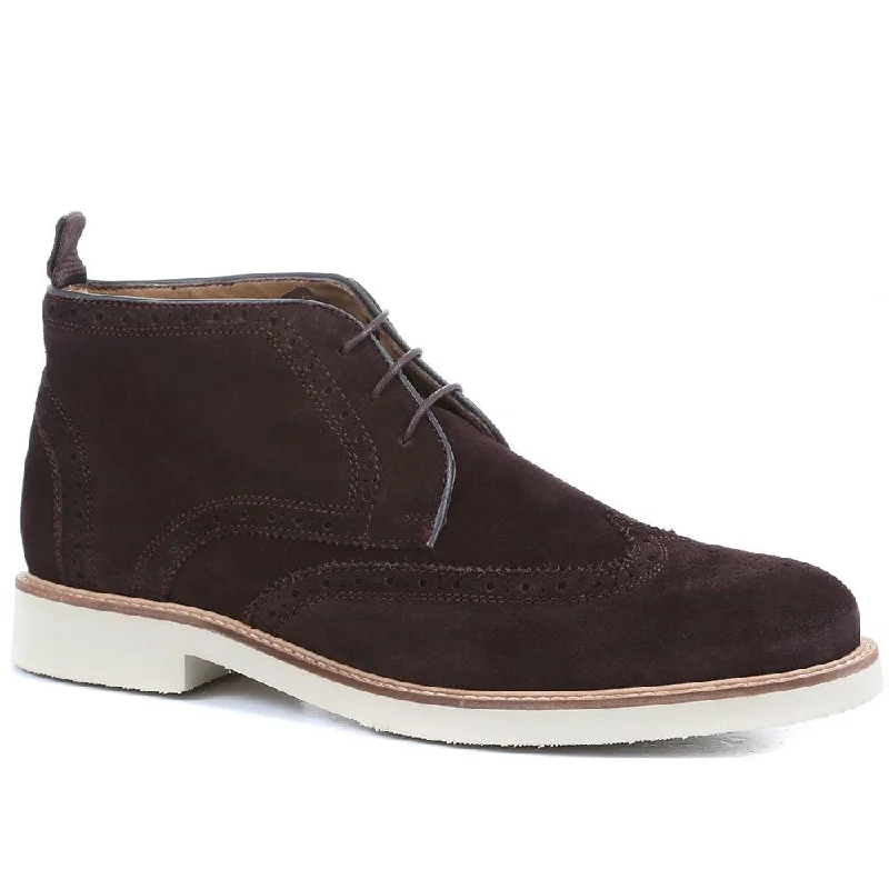Men's casual shoes with a logo patch on the tongueDavies Suede Chukka Boots - DAVIES / 320 460